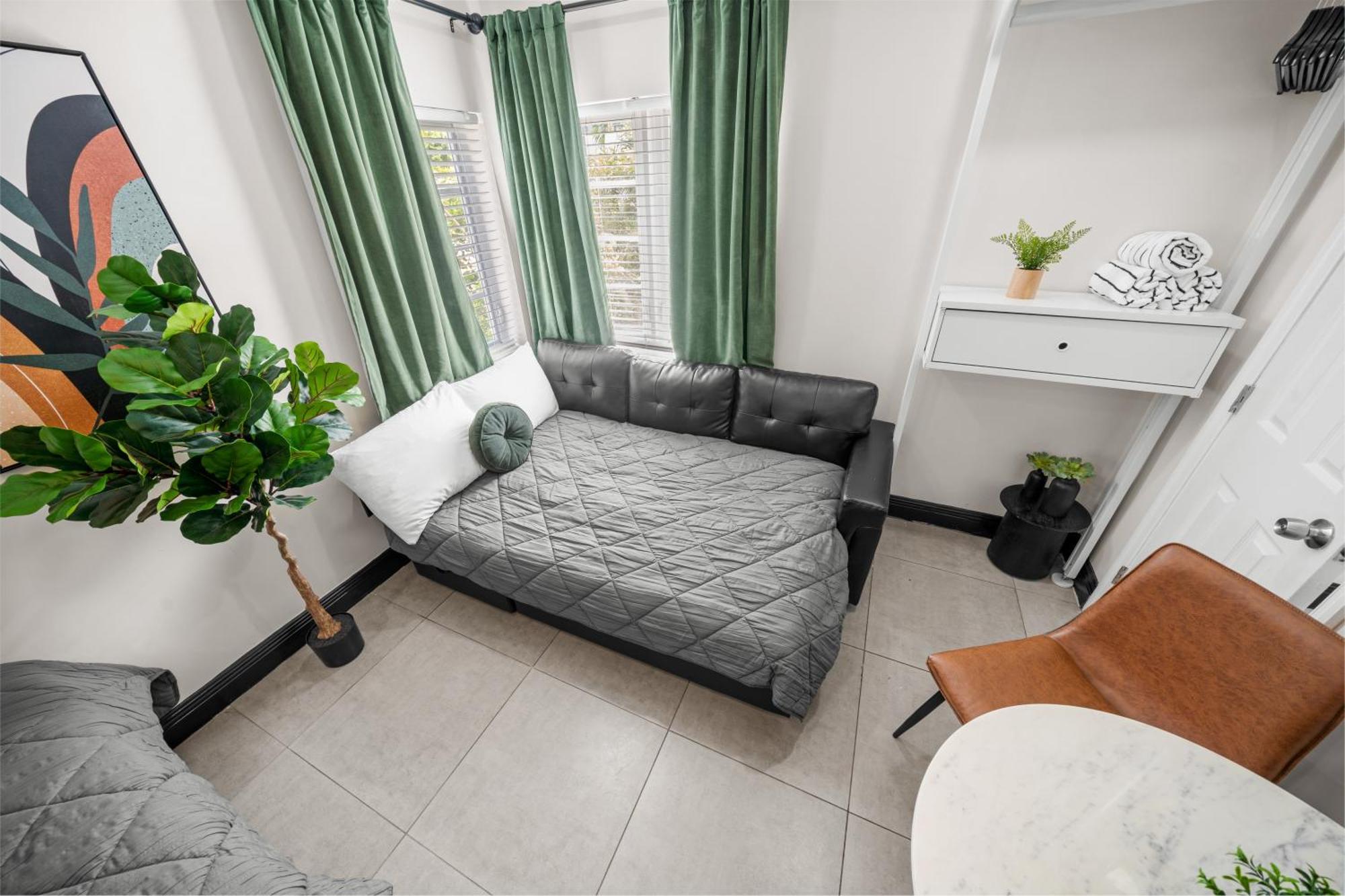Estudio Deluxe Esquinero con cama grande, sofá cama y zona de cocina